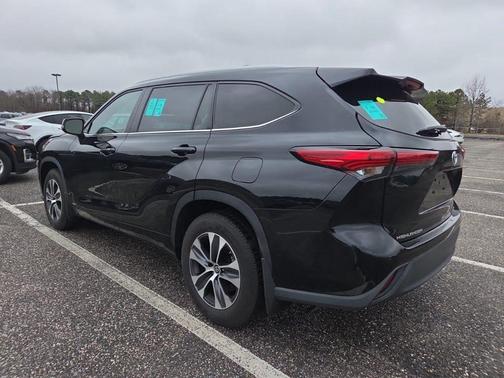 Midnight Black Metallic 2022 Toyota Highlander Hybrid XLE