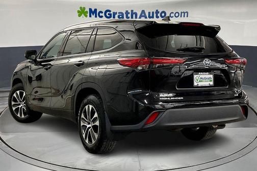 Midnight Black Metallic 2022 Toyota Highlander Hybrid XLE