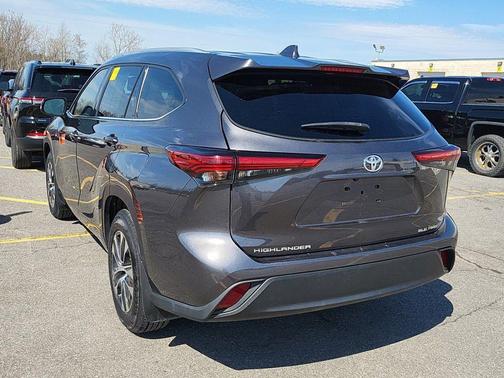 Magnetic Gray Metallic 2022 Toyota Highlander XLE