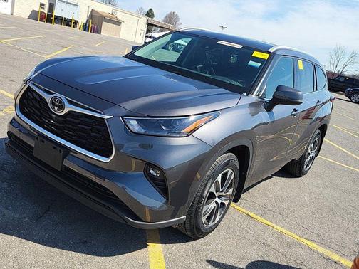 Magnetic Gray Metallic 2022 Toyota Highlander XLE