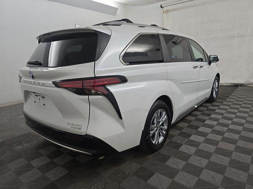 2023 Toyota Sienna Platinum 7 Passenger
