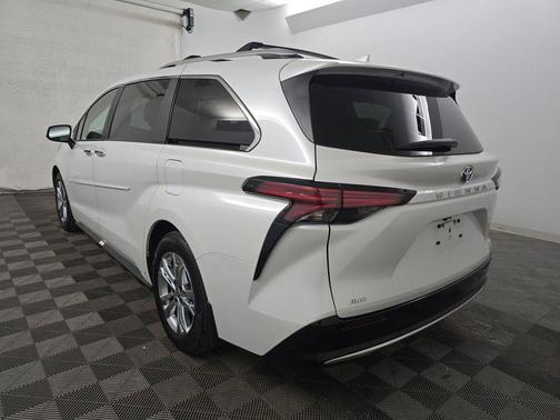 2023 Toyota Sienna Platinum 7 Passenger