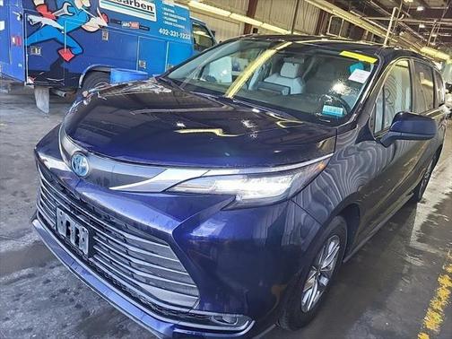 2022 Toyota Sienna LE