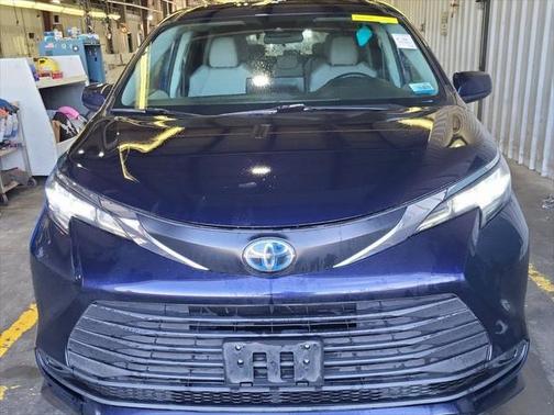 2022 Toyota Sienna LE
