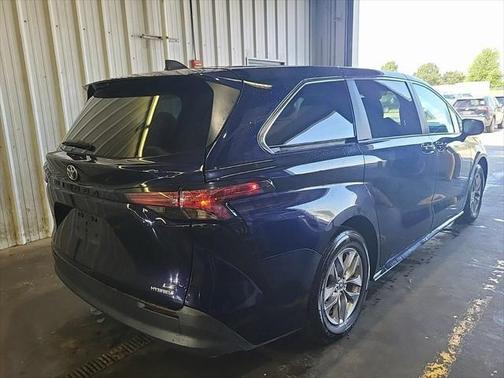 2022 Toyota Sienna LE