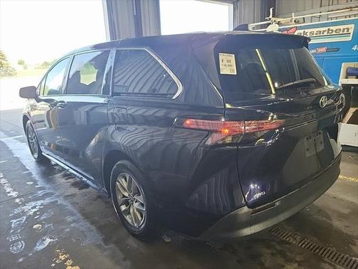 2022 Toyota Sienna LE