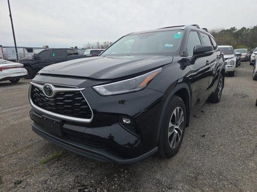 Midnight Black Metallic 2021 Toyota Highlander XLE