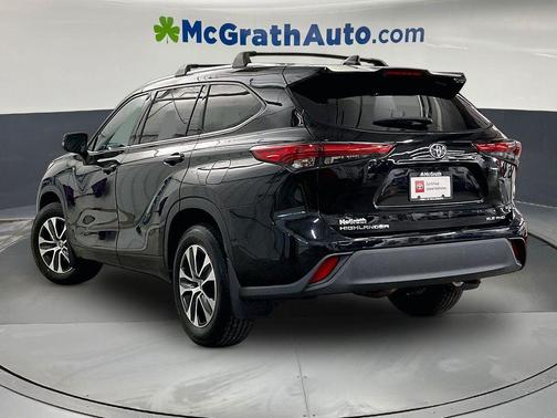 Midnight Black Metallic 2021 Toyota Highlander XLE