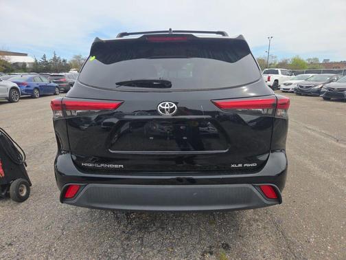 Midnight Black Metallic 2021 Toyota Highlander XLE