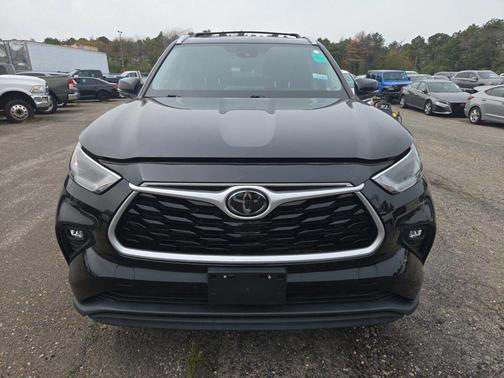 Midnight Black Metallic 2021 Toyota Highlander XLE