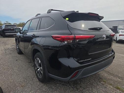 Midnight Black Metallic 2021 Toyota Highlander XLE