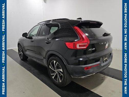 Onyx Black Metallic 2020 Volvo XC40 T5 R-Design