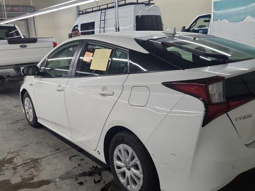 2022 Toyota Prius LE