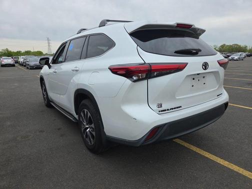 Wind Chill Pearl 2022 Toyota Highlander XLE