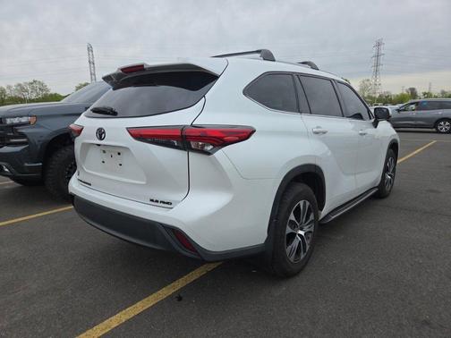 Wind Chill Pearl 2022 Toyota Highlander XLE