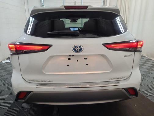 Pearl 2022 Toyota Highlander Hybrid Platinum