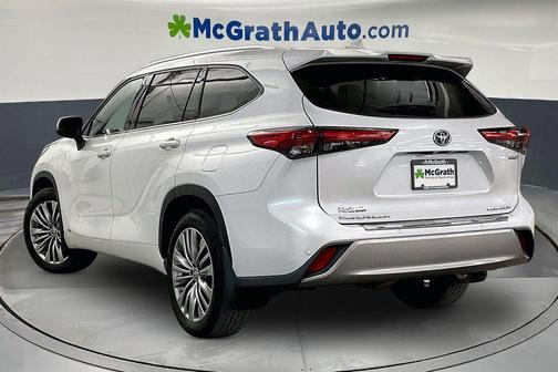 Pearl 2022 Toyota Highlander Hybrid Platinum