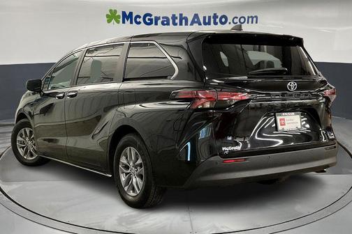 2022 Toyota Sienna XLE 8 Passenger
