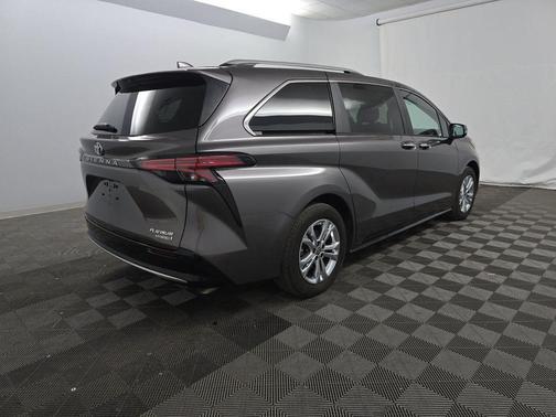 2024 Toyota Sienna Platinum