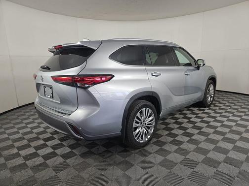 Celestial Silver Metallic 2023 Toyota Highlander Platinum