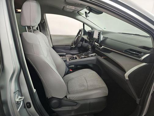 2022 Toyota Sienna LE