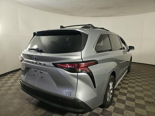 2022 Toyota Sienna LE