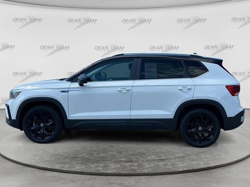 White 2023 Volkswagen Taos 1.5T SE