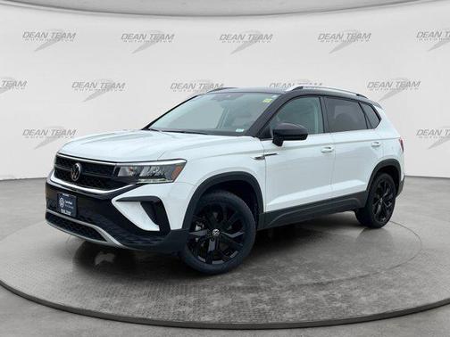 White 2023 Volkswagen Taos 1.5T SE