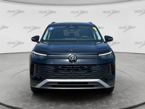 Deep Black Pearl 2026 Volkswagen Tiguan 2.0T SE