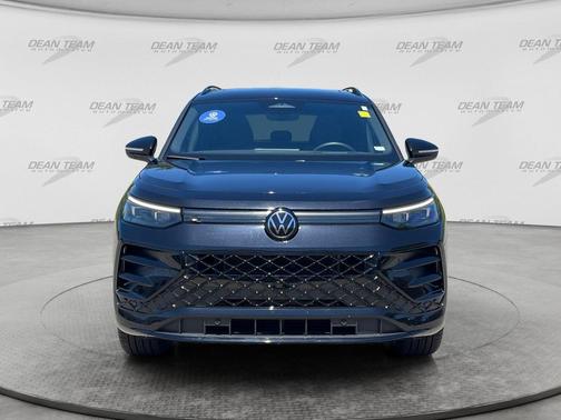 BLACK PEARL 2025 Volkswagen Tiguan 2.0T SE R-Line Black 4MOTION
