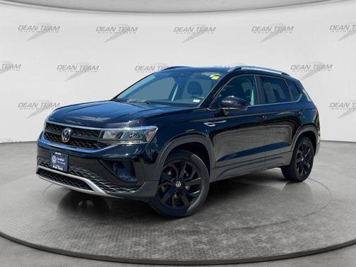 Deep Black Pearl 2023 Volkswagen Taos 1.5T SE