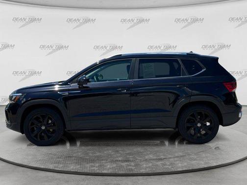 Deep Black Pearl 2023 Volkswagen Taos 1.5T SE