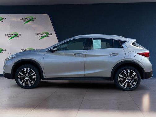 2017 INFINITI QX30 Luxury