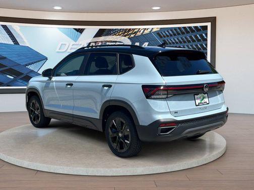 Monument Gray w/Deep Black Roof 2026 Volkswagen Taos SE Black