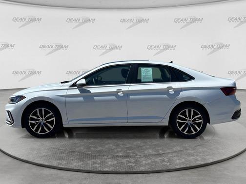 Opal White Pearl 2025 Volkswagen Jetta 1.5T SE