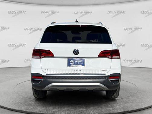 White 2024 Volkswagen Taos 1.5T SE