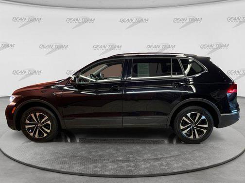 Deep Black Pearl 2022 Volkswagen Tiguan 2.0T S