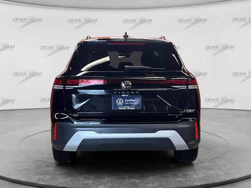 Deep Black Pearl 2026 Volkswagen Tiguan 2.0T SE