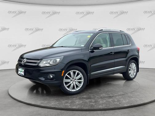 Deep Black Pearl 2016 Volkswagen Tiguan SE
