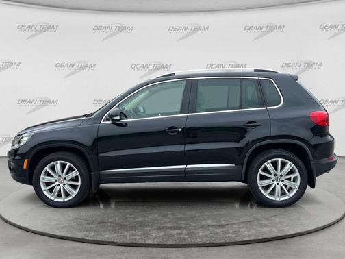 Deep Black Pearl 2016 Volkswagen Tiguan SE