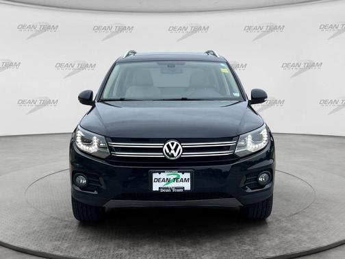 Deep Black Pearl 2016 Volkswagen Tiguan SE