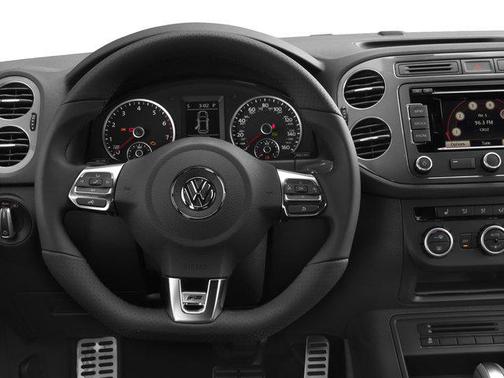 Deep Black Pearl 2016 Volkswagen Tiguan SE