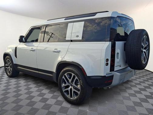 2023 Land Rover Defender 110 SE