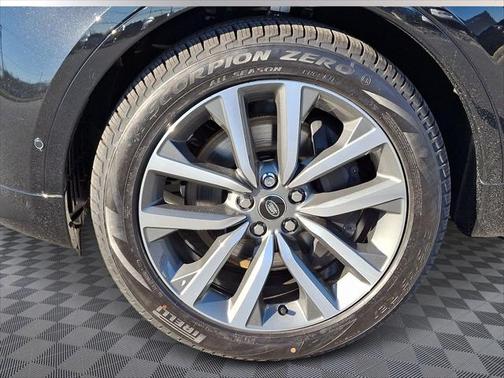 2025 Land Rover Discovery P360 Dynamic SE