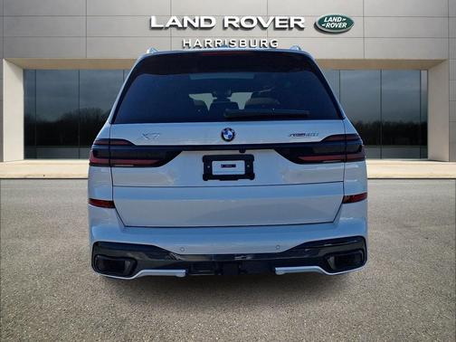 Mineral White Metallic 2026 BMW X7 xDrive40i