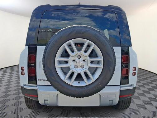 2025 Land Rover Defender 110 P300