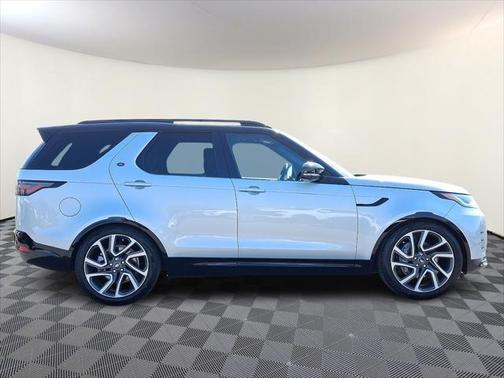 2024 Land Rover Discovery P300 Dynamic SE