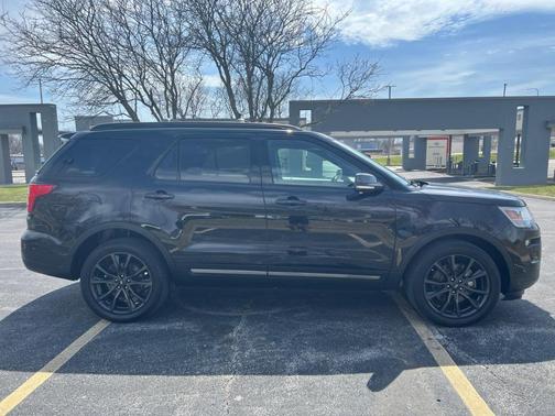 Black 2018 Ford Explorer XLT