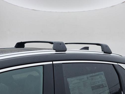 2t Wht Blk Roof 2026 Nissan Kicks SR