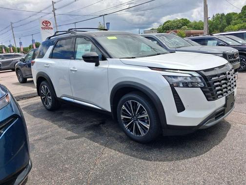 White / Black 2026 Nissan Pathfinder Platinum